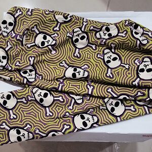 Like New Green and Purple Halloween Skull LuLaRoe Leggings TC2